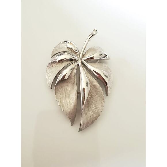 Vintage Mid-Century Crown Trifari Leaf Brooch - Picture 1 of 5